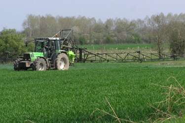 Pflanzenschutz_mit_Traktor Pflanzenschutz_mit_Traktor