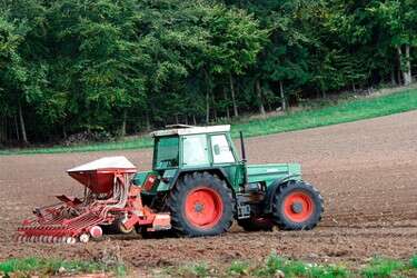Traktor_mit_Saehmaschine Traktor_mit_Saehmaschine