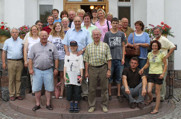 11.Die_Reisegruppe_auf_der_Hoteltreppe.jpg